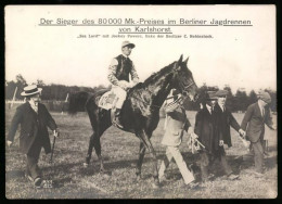 Riesen-AK Karlshorst, Pferderennen Berliner Jagdrennen, Sieger Powers Auf Sea Lord, Besitzer C. Hobinstock Links Daneb  - Paardensport