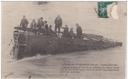 MAINE ET LOIRE MONTREUIL BELLAY  TRAIN D ANGERS A POITIERS 23 NOVEMBRE 1911 SURVIVANTS SUR LEUR EPAVE - Montreuil Bellay