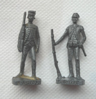 2 KINDER METAL BRITANNIQUE DE 1770 OFFICIER COMMISSIONNAIRE & LIEUTENANT SECOND  COULEUR FER - Metal Figurines