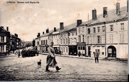 LE CHESNE  -  Carte Allemande  -  Strasse Nach Charleville  -  Défilé Militaire  -  Officiers Allemands - Le Chesne