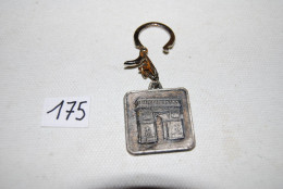 C175 2Ancien Porte Clefs - Paris Champs Elyssée - Souvenir - Obj. 'Souvenir De'