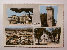 VALREAS (84/Vaucluse) - Vue Du Village, Tour, Eglise, Place Avec Voiture Ancienne - Valreas