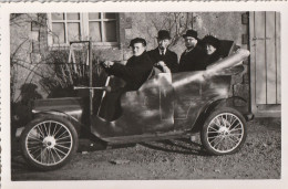 AIZENAY -Carte Photo  De Personnes Dans Une Voiture Originale ... - Aizenay