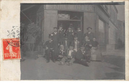 02 - N°75724 - LA FERE - Lot De 2 Cartes Photos - Hommes Et Femmes Devant Un Cafe - Fere En Tardenois