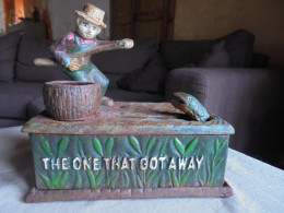 Ancien - Tirelire Mécanique En Fonte "The One That Got Away" - Ferronnerie