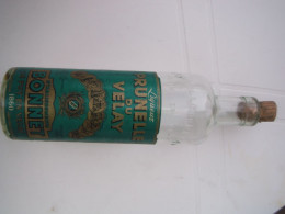 Bouteille Ancienne Vide Avec étiquette De Liqueur Prunelle Du Velay - Autres & Non Classés