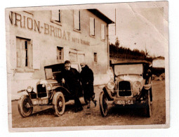 * Photo De 2 Voitures En Attente Devant Un Garage - A Identifier - Année 1920 Environ * - Altri & Non Classificati