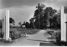 WASSY - Les Promenades Et Son Stade - Très Bon état - Wassy