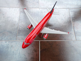 Miniature Avion Résine ABS A 320 Air Asia Manchester United - Andere & Zonder Classificatie