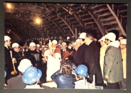 Carte Postale - Le Pape Paul VI Visitant Une Industrie (Italie, 1972). - Papi