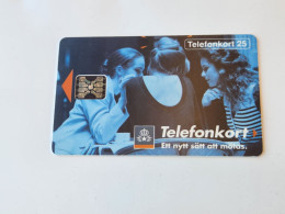 SWEDEN-(SE-TEL-025-0003H)-Three Woman-Tre Kvinor-(40)(Telefonkort 25)(tirage-100.000)(C29040599)-used Card - Schweden