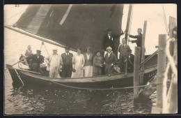 Foto-AK Menschen In Einem Segelboot  - Voile