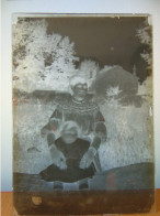 PHOTO PLAQUE DE VERRE FEMME AVEC SON ENFANT ASSIS SUR UN TRONC D ARBRE 17.5 X 13 CM - Glasplaten