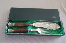 COUVERTS (COUTEAU ET FOURCHETTE) DE SERVICE - HUBERTUS SOLINGEN - BOIS DE CERF - ARGENT - POINCONS - CHASSE - Plata