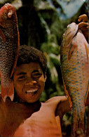 SEYCHELLES  ( AFRIQUE )  BOY WITH PARROT FISHES - Seychelles