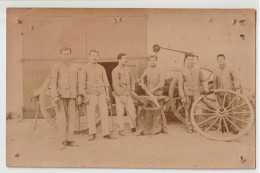 CARTE PHOTO - MARECHAL FERRANT - FORGERON - FORGE - MARTEAU - CHARRON AU TRAVAIL - ROUES DE CHARIOT -z 2 SCANS Z- - Artigianato