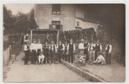 CARTE PHOTO- JEU DE BOULES - PETANQUE - PARTIE ACHARNEE - MESURE DES BOULES - EMBRASSER FANNY - BOULISTES - CONVIVIALITE - Pétanque