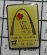 811i Pin's Pins / Beau Et Rare / MEDICAL / SHRINERS HOSPITAL ST LOUIS ENFANT FAUTEUIL ROULANT - Médical