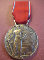 Médaille Avec Ruban / Ancienneté/Syndicat Entrepreneurs Travaux Publics /Rougeot /Bronze Nickelé/ 1992      MED522 - Andere & Zonder Classificatie