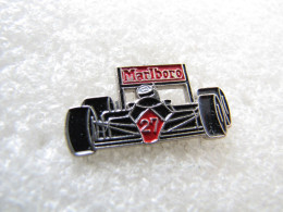 PIN'S    FORMULE 1  FERRARI  MARLBORO - Ferrari