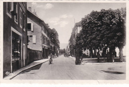 FAVERGES  -  HAUTE - SAVOIE  -  (74)  -  CPA  ANIMEE  DE  1948  -  RUE  DE LA  REPUBLIQUE. - Faverges