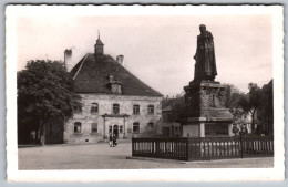 (57) 185, Phalsbourg, Edition E Adam Mo 40, L'Hotel De Ville Et Le Monument Du Général Mouton - Phalsbourg