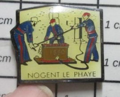 2217 Pin's Pins / Beau Et Rare / POMPIERS / SAPEURS POMPIERS DE NOGENT LE PHAYE POMPE A BRAS - Firemen