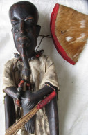 Afrique Vieillard à La Pipe En Habit, Colliers Et Chasse Mouches  2kg472 Hauteur 48 Cm - Afrikanische Kunst
