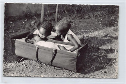 Missions Des Soeurs De La Sainte-Famille En Guinée - Deux Enfants Embrassant Un Bééb - Ed. Mission  - Guinea