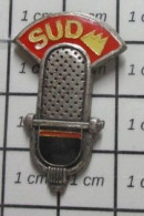 310A Pin's Pins / Beau Et Rare / MEDIAS / MICRO SUD RADIO  Par COINDEROUX CORNER - Médias