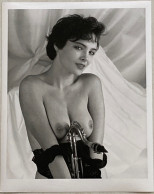 GRANDE PHOTOGRAPHIE.  Femme Mannequin En Tenue Légère Sexy, Nue Artistique, Pose Suggestive, Seins, Poitrine, Saxophone - Pin-ups