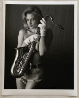 GRANDE PHOTOGRAPHIE.  Femme Mannequin En Tenue Légère Sexy, Nue Artistique, Pose Suggestive, Seins, Poitrine, Saxophone - Pin-ups