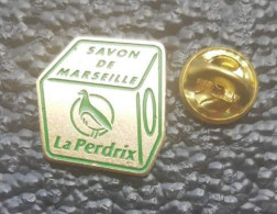 Pin's Savon De Marseille LA PEDRIX Cosmétique - Parfum