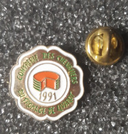 Pin's  CONFRERIE DES CHEVALIERS DU FROMAGE DE LIVAROT 1991 - Verenigingen