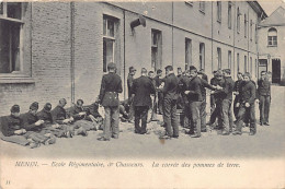 MENEN (W. Vl.) Ecole Régimentaire - 3e Régiment De Chasseurs - La Corvée De Pommes De Terre - Menen