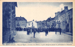 44 - BOUGUENAIS - SAN46244 - Place De L'Eglise - A Droite Et Au Balcon, Le Garde Champêtre Faisant Les Publications... - Bouguenais