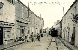 DEPT 85 CHALLANS LE CHEMIN DE FER TRAVERSANT LA GRANDE RUE TRES  BELLE  ANIMATION 9X14 REIMPRESSION DE CARTES ANCIENNES - Challans