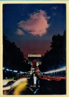 PARIS La Nuit : Perspective Des Champs-Elysées Vers L'Arc De Triomphe (voir Scan Recto/verso) - Paris Bei Nacht
