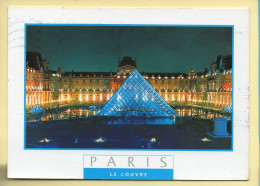 PARIS La Nuit : Le Musée Du Louvre Illuminé / La Napoléon Et La Pyramide (voir Scan Recto/verso) - Paris Bei Nacht