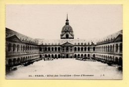 PARIS (07) Hôtel Des Invalides / Cour D'Honneur (voir Scan Recto/verso) - Arrondissement: 07