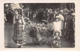 52 - N°84295 - WASSY - Au Choix Les Fleurs Ou La Vieille - Fillette Dans Un Landau Fleuri - Carte Photo - Wassy