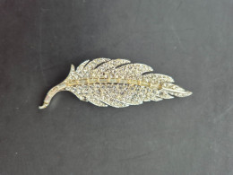 BROCHE EN FORME DE PLUME  AVEC STRASS,  OCCASION - Spille