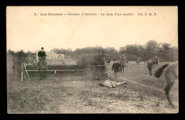 SPORTS - HIPPISME - LES COURSES - CHEVAUX A L'EXERCICE - LA CHUTE D'UN CAVALIER - Paardensport