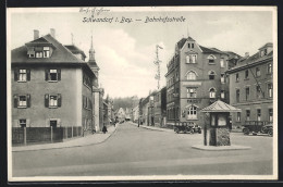 AK Schwandorf /Bay., Bahnhof-Strasse Mit Bahnhof-Hotel, Kirche Und Pavillon, Automobile  - Schwandorf