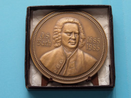 J. S. BACH : 1685-1985 > Lemmens Instituut ( Zie / Voir SCANS ) Bronskleur / Fisch > In Doosje En Staander ! - Monedas Elongadas (elongated Coins)