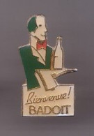 Pin's  Bienvenue Badoit Serveur Avec Bouteille D'eau Réf 721 - Beverages