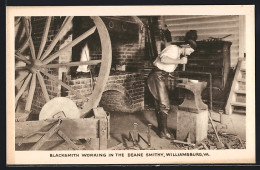 AK Williamsburg, VA, Blacksmith Working In The Deane Smithy  - Sonstige & Ohne Zuordnung