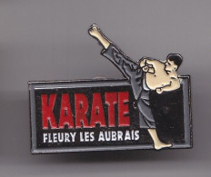 Pin's Karaté Fleury Les Aubray Dpt 45   Réf 7448JL - Other & Unclassified