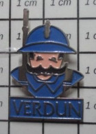 811J Pin's Pins / Beau Et Rare / MILITARIA / SOLDAT FRANCAIS 14-18 POILU VeRDUN MOUSTACHE - Militaria