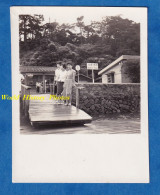 Photo Ancienne Snapshot - JAPON - Beau Portrait De Femme Japonaise - Jour De Pluie Japan Robe Fille Mode Asian Asia - Asie